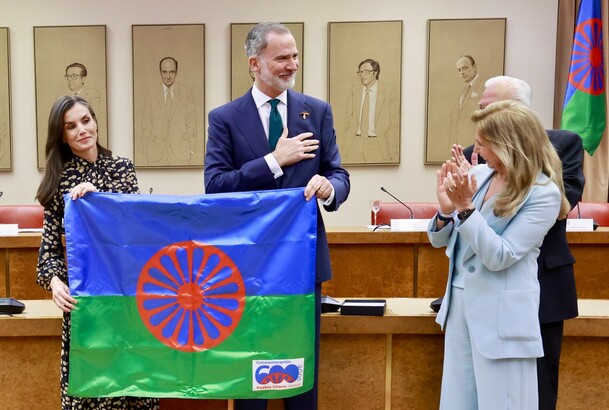 Entrega a Sus Majestades los Reyes de una bandera del Pueblo Gitano con el logotipo de la celebración del 600 aniversario 